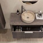 Rond hangend donker eiken badkamermeubel 100 cm met groevenfront en beige marmerlook waskom
