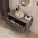 Rond hangend donker eiken badkamermeubel 100 cm met groevenfront en beige marmerlook waskom