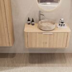 Rond hangend naturel eiken badkamermeubel 100 cm met afgeronde hoeken en beige marmerlook waskom