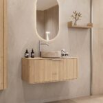 Rond hangend naturel eiken badkamermeubel 100 cm met afgeronde hoeken en beige marmerlook waskom