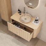 Rond hangend naturel eiken badkamermeubel 100 cm met afgeronde hoeken en beige marmerlook waskom