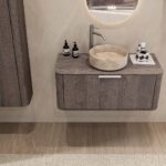 Rond hangend donker eiken badkamermeubel 100 cm met afgeronde hoeken en beige marmerlook waskom