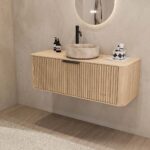 Rond hangend naturel eiken badkamermeubel 120 cm met groevenfront en beige marmerlook waskom