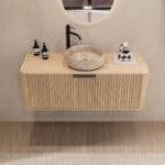 Rond hangend naturel eiken badkamermeubel 120 cm met groevenfront en beige marmerlook waskom