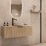 Rond hangend naturel eiken badkamermeubel 120 cm met groevenfront en beige marmerlook waskom