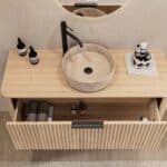 Rond hangend naturel eiken badkamermeubel 120 cm met groevenfront en beige marmerlook waskom