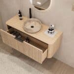 Rond hangend naturel eiken badkamermeubel 120 cm met groevenfront en beige marmerlook waskom