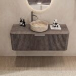 Rond hangend donker eiken badkamermeubel 120 cm met groevenfront en beige marmerlook waskom