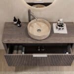 Rond hangend donker eiken badkamermeubel 120 cm met groevenfront en beige marmerlook waskom