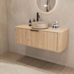 Rond hangend naturel eiken badkamermeubel 120 cm met afgeronde hoeken en beige marmerlook waskom