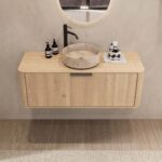 Rond hangend naturel eiken badkamermeubel 120 cm met afgeronde hoeken en beige marmerlook waskom