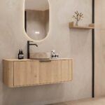 Rond hangend naturel eiken badkamermeubel 120 cm met afgeronde hoeken en beige marmerlook waskom