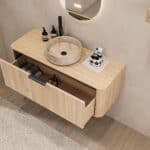 Rond hangend naturel eiken badkamermeubel 120 cm met afgeronde hoeken en beige marmerlook waskom