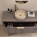 Rond hangend donker eiken badkamermeubel 120 cm met afgeronde hoeken en beige marmerlook waskom