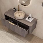 Rond hangend donker eiken badkamermeubel 120 cm met afgeronde hoeken en beige marmerlook waskom