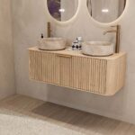 Rond hangend naturel eiken wastafelmeubel 120 cm met groevenfront en twee beige marmerlook waskommen