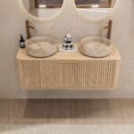 Rond hangend naturel eiken wastafelmeubel 120 cm met groevenfront en twee beige marmerlook waskommen