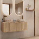 Rond hangend naturel eiken wastafelmeubel 120 cm met groevenfront en twee beige marmerlook waskommen