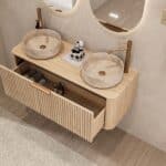 Rond hangend naturel eiken wastafelmeubel 120 cm met groevenfront en twee beige marmerlook waskommen