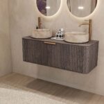Rond hangend donker eiken wastafelmeubel 120 cm met groevenfront en twee beige marmerlook waskommen