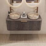 Rond hangend donker eiken wastafelmeubel 120 cm met groevenfront en twee beige marmerlook waskommen