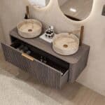 Rond hangend donker eiken wastafelmeubel 120 cm met groevenfront en twee beige marmerlook waskommen