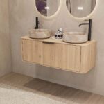 Rond hangend naturel eiken wastafelmeubel 120 cm met afgeronde hoeken en twee beige marmerlook waskommen