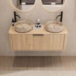 Rond hangend naturel eiken wastafelmeubel 120 cm met afgeronde hoeken en twee beige marmerlook waskommen