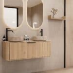 Rond hangend naturel eiken wastafelmeubel 120 cm met afgeronde hoeken en twee beige marmerlook waskommen