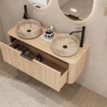 Rond hangend naturel eiken wastafelmeubel 120 cm met afgeronde hoeken en twee beige marmerlook waskommen
