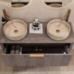 Rond hangend donker eiken wastafelmeubel 120 cm met afgeronde hoeken en twee beige marmerlook waskommen