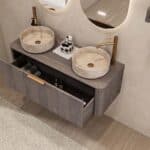 Rond hangend donker eiken wastafelmeubel 120 cm met afgeronde hoeken en twee beige marmerlook waskommen