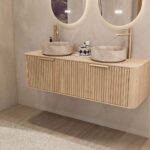 Rond hangend naturel eiken wastafelmeubel 140 cm met groevenfront en twee beige marmerlook waskommen