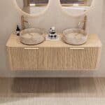 Rond hangend naturel eiken wastafelmeubel 140 cm met groevenfront en twee beige marmerlook waskommen