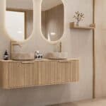 Rond hangend naturel eiken wastafelmeubel 140 cm met groevenfront en twee beige marmerlook waskommen