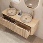 Rond hangend naturel eiken wastafelmeubel 140 cm met groevenfront en twee beige marmerlook waskommen