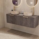 Rond hangend donker eiken wastafelmeubel 140 cm met groevenfront en twee beige marmerlook waskommen