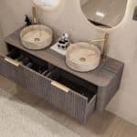 Rond hangend donker eiken wastafelmeubel 140 cm met groevenfront en twee beige marmerlook waskommen