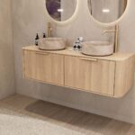 Rond hangend naturel eiken wastafelmeubel 140 cm met afgeronde hoeken en twee beige marmerlook waskommen