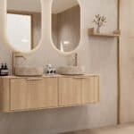 Rond hangend naturel eiken wastafelmeubel 140 cm met afgeronde hoeken en twee beige marmerlook waskommen