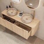 Rond hangend naturel eiken wastafelmeubel 140 cm met afgeronde hoeken en twee beige marmerlook waskommen