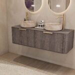 Rond hangend donker eiken wastafelmeubel 140 cm met afgeronde hoeken en twee beige marmerlook waskommen