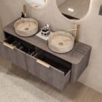 Rond hangend donker eiken wastafelmeubel 140 cm met afgeronde hoeken en twee beige marmerlook waskommen