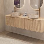 Rond hangend naturel eiken wastafelmeubel 160 cm met groevenfront en twee beige marmerlook waskommen