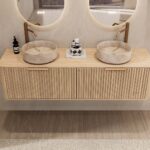 Rond hangend naturel eiken wastafelmeubel 160 cm met groevenfront en twee beige marmerlook waskommen