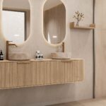 Rond hangend naturel eiken wastafelmeubel 160 cm met groevenfront en twee beige marmerlook waskommen