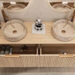 Rond hangend naturel eiken wastafelmeubel 160 cm met groevenfront en twee beige marmerlook waskommen