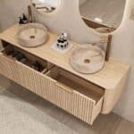 Rond hangend naturel eiken wastafelmeubel 160 cm met groevenfront en twee beige marmerlook waskommen
