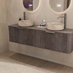 Rond hangend donker eiken wastafelmeubel 160 cm met groevenfront en twee beige marmerlook waskommen