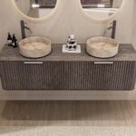 Rond hangend donker eiken wastafelmeubel 160 cm met groevenfront en twee beige marmerlook waskommen